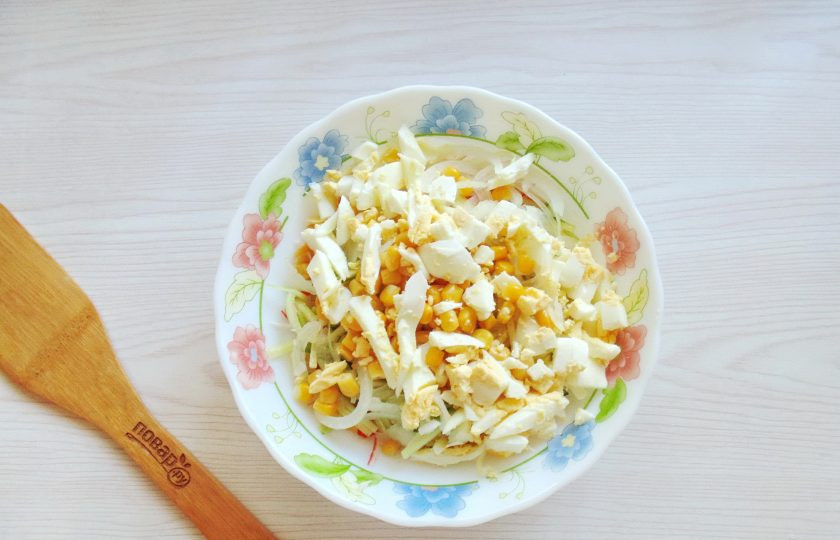 1. Этап. Салат Лиза: Яйца отварите, очистите и нарежьте произвольно, но не крупно. Добавьте к остальным ингредиентам в салатник.