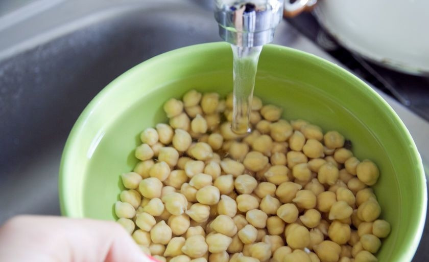 1. Этап. Салат из нута: Потом промойте его и переложите в кастрюлю.