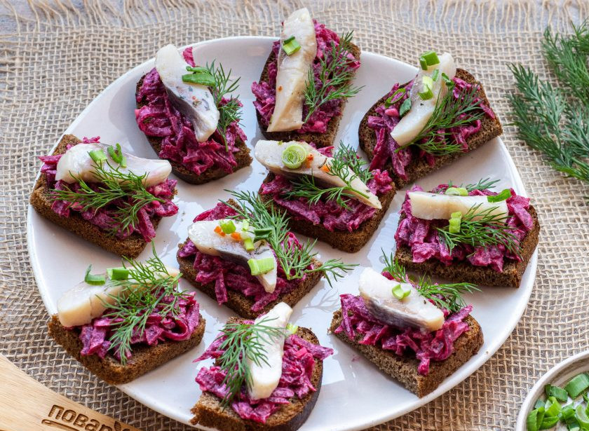 1. Этап. Бутерброды с селедкой на черном хлебе: Приятного аппетита!