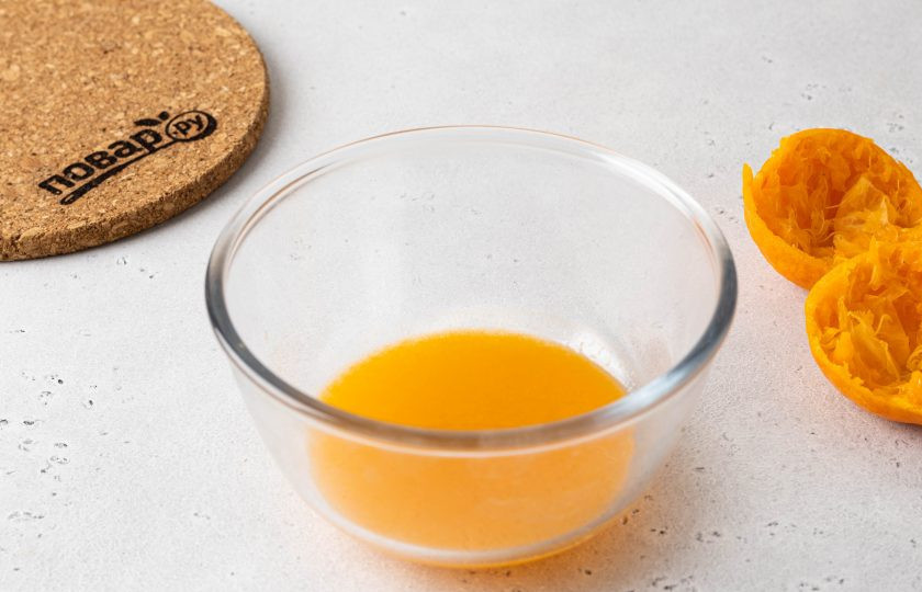 1. Этап. Постный пирог с мандаринами: Выжмите из мандаринов сок. Потребуется 100 мл. сока. Можно в случае необходимости долить воды.