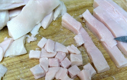 1. Этап. Свиные шкварки: 1. Сало вымойте, обсушите, нарежьте небольшими кусочками.