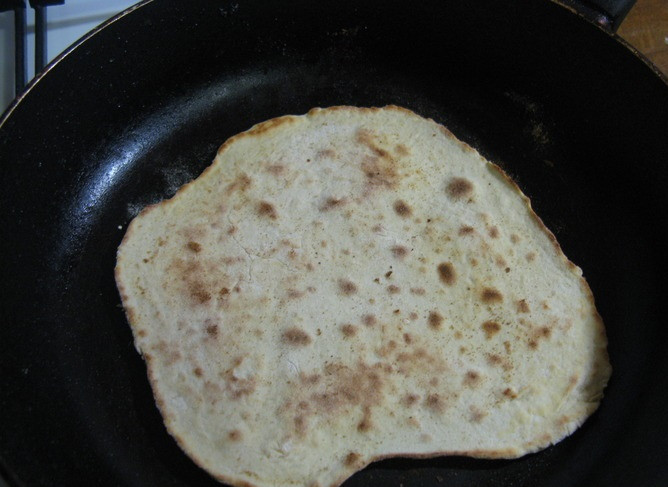 1. Этап. Лепешки на сковороде: 4. Когда лепешка подрумянилась, ее можно перевернуть и поджарить еще пару минут. Оставлять ее долго на огне нельзя, она проготавливается достаточно быстро.