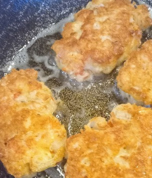 1. Этап. Оладьи с крабовыми палочками: Жарить по 3-4 минуты с каждой стороны до золотистой корочки. Можно подавать Приятного аппетита.