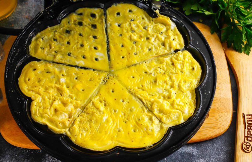 1. Этап. Омлет в вафельнице: После того как верх омлета схватится, можно прикрыть крышку на секунд 30, чтобы блюдо приобрело румяную корочку. Таким образом приготовьте и оставшуюся часть яичной массы. Из 2 яиц получается 2 омлета.