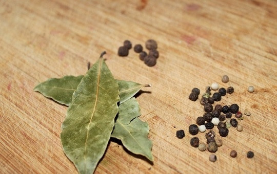 1. Этап. Холодец: Вот такие приправы будем использовать. Душистый перец оставим целиком, а разноцветные горошинки перцев необходимо размолоть.