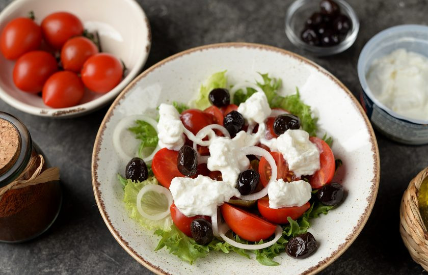 1. Этап. Страчателла с помидорами: На помидоры выложите кусочки страчателлы, посыпьте оливками и кольцами сладкого лука.