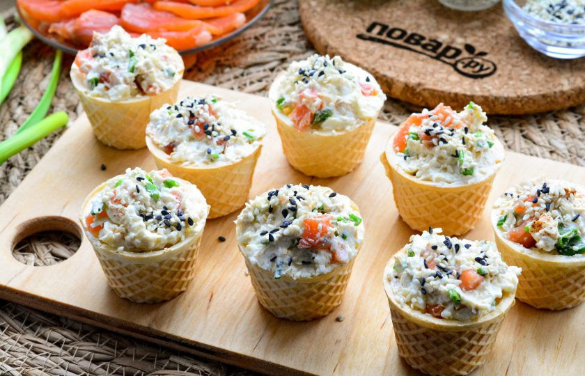 1. Этап. Тарталетки с творогом и форелью: Тарталетки наполните творожной начинкой с форелью и присыпьте зернами кунжута для красоты.