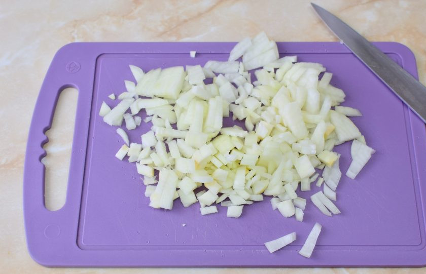 1. Этап. Соус Робер: Лук очистите от шелухи и ополосните в холодной воде. Затем лук мелко нарежьте.