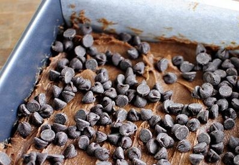 1. Этап. Шоколадные пирожные с орехами пекан: Тесто выложить в форму, посыпьте шоколадом и выпеките в духовке в течение 25 минут.