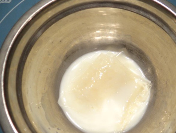 1. Этап. Крем из пудинга для торта: Замочите желатин в 50 мл. молока. Еще в 50 мл. растворите содержимое пакетика пудинга. В остальное молоко добавьте сахар и доведите до кипения.