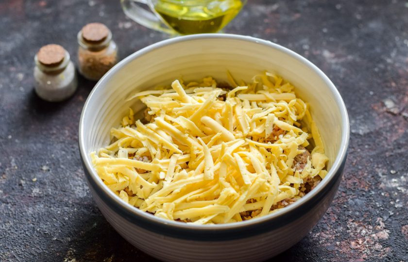 1. Этап. Гречневые котлеты с сыром: Переложите кашу в глубокую миску, туда же добавьте твердый сыр, натертый средней стружкой.