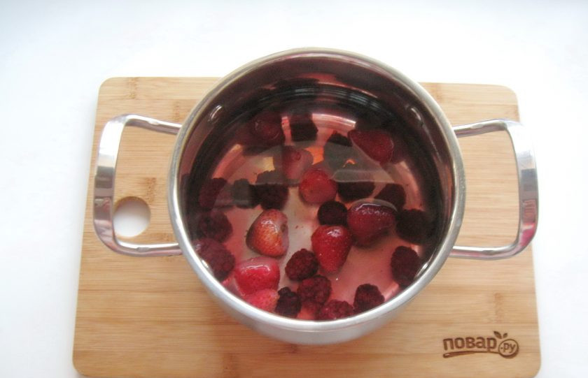 1. Этап. Взбитая манная каша: Поставьте кастрюлю на плиту. Доведите содержимое до кипения.