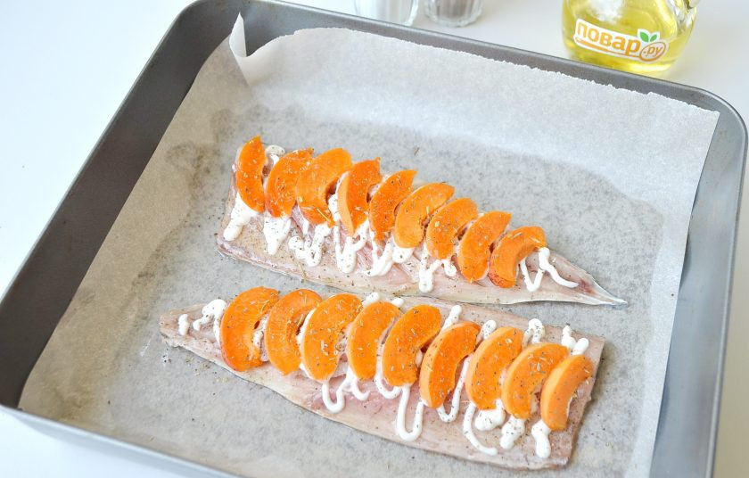 1. Этап. Скумбрия с абрикосами: 4. Абрикосы можно оставить половинками, а можно порезать дольками. Разместите дольки поверх филе, притрусите размолотыми специями (тимьян, розмарин). Отправьте в духовку на 20-25 минут, температура 200 градусов.