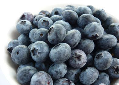 1. Этап. Черничная крем-сода: 3. Чернику перебрать, помыть и тщательно отряхнуть от сырой воды.