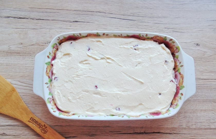 1. Этап. Творожная запеканка с вяленой вишней: Выложите в форму для запекания.