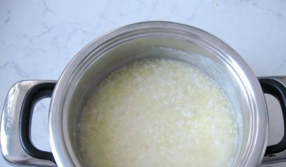 1. Этап. Молочная каша из риса и пшена: 4. Как только вода закипела добавляем сахар, соль.