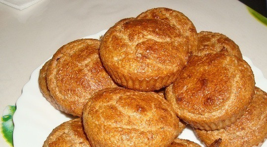 1. Этап. Основные отрубные кексы: Постепенно добавьте молочную смесь в сухие ингредиенты и размешивайте до однородного теста. Добавьте изюм, перемешайте. Ложкой наполните смазанные маслом формы для кексов. Выпекайте кексы в духовке 20-25 минут. Приятного аппетита!