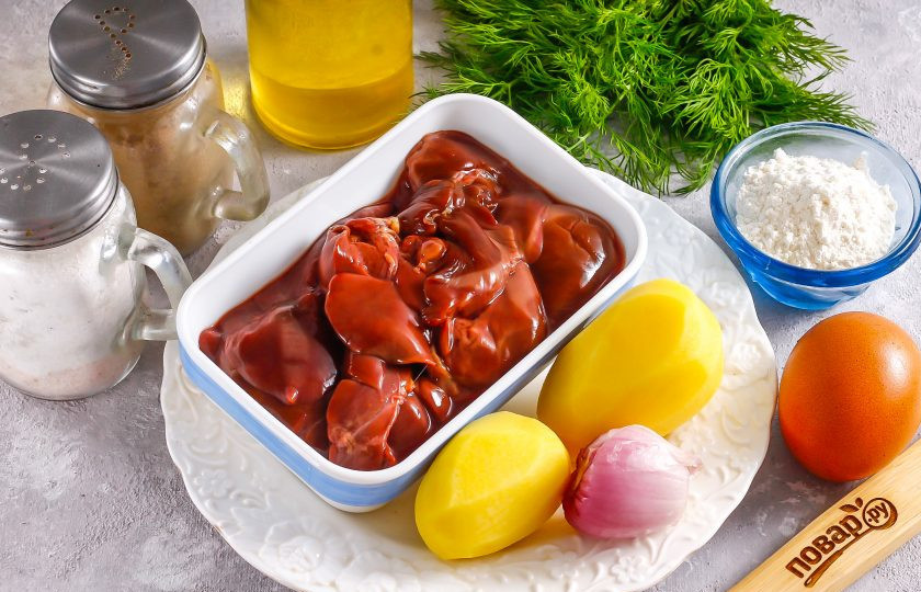 1. Этап. Печеночные оладьи с картофелем: Подготовьте указанные ингредиенты. Куриную печень промойте в воде, срежьте пленки. Картофель и лук очистите от кожуры и промойте в воде.