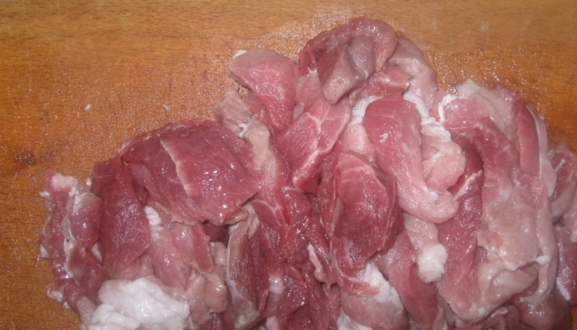 1. Этап. Свинина с баклажанами и кабачками: 2. Нарезаем мясо кубиками среднего размера и отправляем жариться на сковороду. Убавляем огонь и жарим около 15 минут.