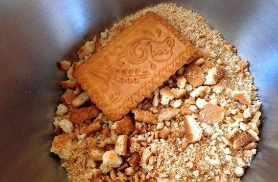 1. Этап. Сладкая колбаса из печенья со сгущенкой: Половину печенья поломайте, а вторую часть измельчите в крошку.