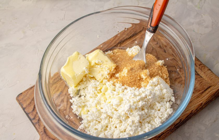 1. Этап. Творожные рогалики с вишней: Пока остывает начинка, приготовим тесто. В миску выложите творог, соль, сахар и мягкое сливочное масло. Тщательно перемешайте массу.
