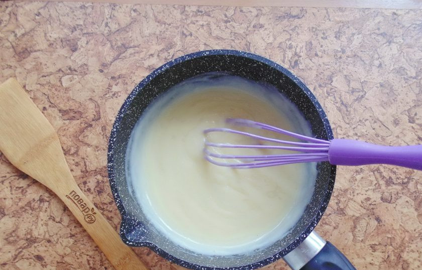 1. Этап. Крем Пломбир на сливках: Перемешайте крем с маслом. Переложите в другую посуду. Накройте пищевой пленкой в контакт и охладите до комнатной температуры. После поставьте в холодильник. Крем должен стать холодным.