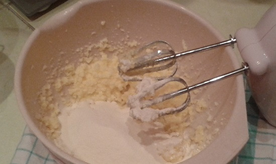 1. Этап. Печенье Пасхальные яйца: 1. Желтки разотрите с сахаром, добавьте ванильный сахар, затем размягченное масло, взбивая миксером, постепенно введите просеянную муку.