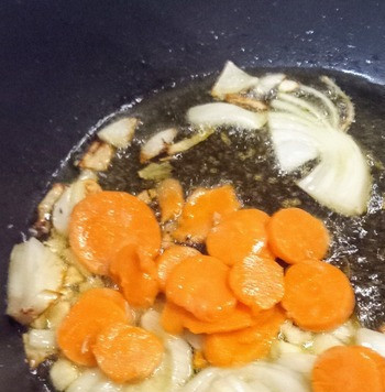 1. Этап. Суп с карри из мидий: Добавить морковь. Уменьшить огонь. Варить 5 минут. Влить вино и на сильном огне готовить до испарения жидкости. Это займет 2-3 минуты.