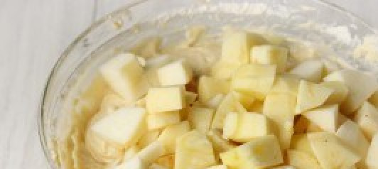 1. Этап. Воздушный пирог в мультиварке: Яблоки нарежьте кубиками и добавьте в тесто. Перемешайте.