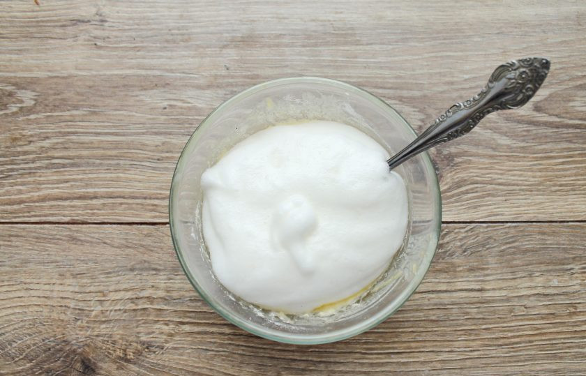 1. Этап. Судак в сырном суфле: В белки добавьте соль и взбейте в пышную пену. Добавьте белки в сырную массу и аккуратно перемешайте.