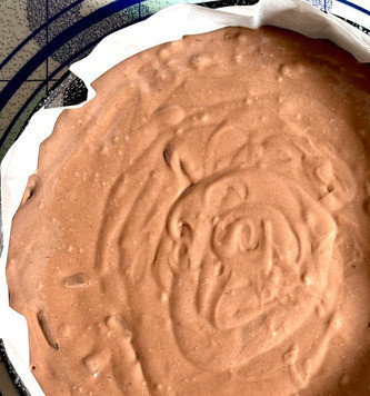 1. Этап. Шоколадный пирог с маскарпоне: Застелить форму (26 см) бумагой для выпечки или смазать форму маслом и обсыпать мукой. Вылить тесто в форму. Выпекать торт примерно 50 - 55 минут (проверить деревянной палочкой).