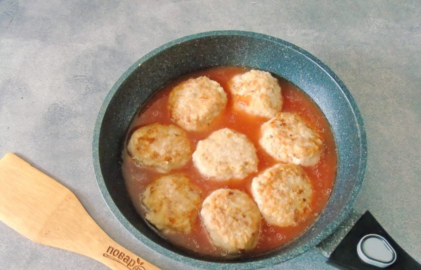 1. Этап. Тефтели с рисом как в детском саду: Томатную пасту разведите в 150 мл. воды. Налейте в сковороду. Накройте её крышкой и тушите тефтели 10 минут на небольшом огне.