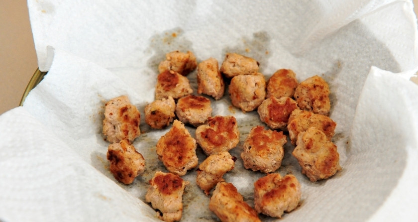 1. Этап. Фрикадельки из фарша индейки: Готовые фрикадельки выложите на бумажную салфетку. В неё впитается лишний жир и оставшиеся от жарки масло. Подавайте фрикадельки из фарша индейки к любому гарниру. Приятного аппетита!