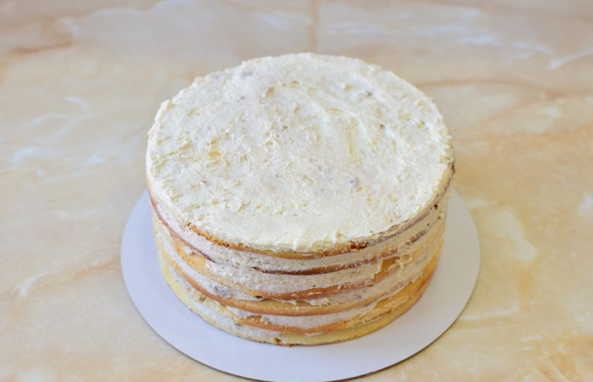 1. Этап. Торт «Молочная девочка» с бананами: Когда вы снимите в торта кольцо и пленку, он будет ровный. Для выравнивания и внешнего оформления взбейте вторую часть крема.