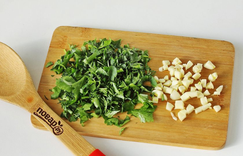 1. Этап. Борщ с горохом: Дайте супу покипеть пару минут, затем добавьте измельченный ножом чеснок и рубленую зелень.