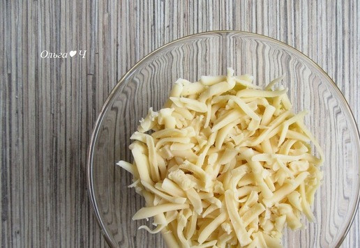 1. Этап. Салат Первый снег с тунцом: Добавьте тертый сыр.