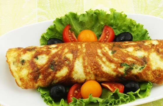 1. Этап. Яичница с бананом: Заверните банан в яичницу.