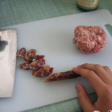1. Этап. Рис с мясом по-китайски: Пока рис варится, нарежьте колбасу и подготовьте фарш.