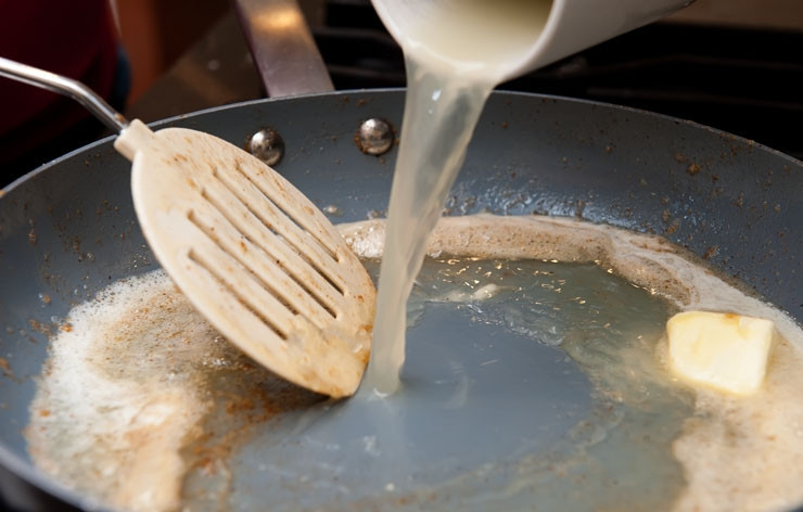 1. Этап. Филе рыбы в кляре: На среднем огне добавьте на сковороду сок лайма и пару столовых ложек сливочного масла. Можете туда добавить немного приправ по вашему вкусу. Сок в сковороде должен немного уменьшится в количестве.