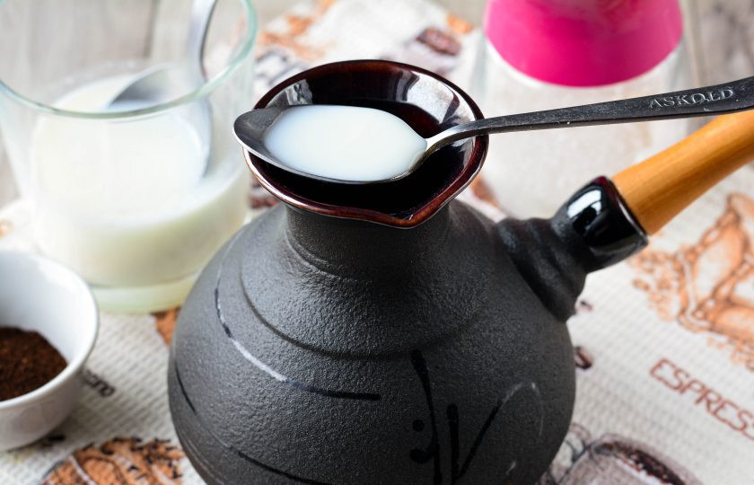 1. Этап. Кофе в турке с молоком: Влейте молоко и воду. Поставьте турку на медленный огонь и варите кофе. Когда в турке начнет подниматься пенка снимите посуду с огня и кофе готов.