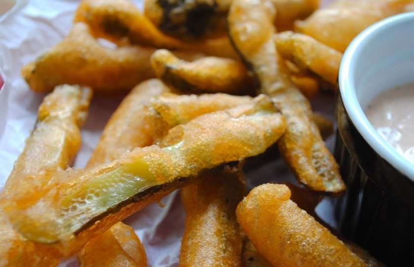 1. Этап. Соленые огурцы в кляре: Подать с соусом. Приятного аппетита!