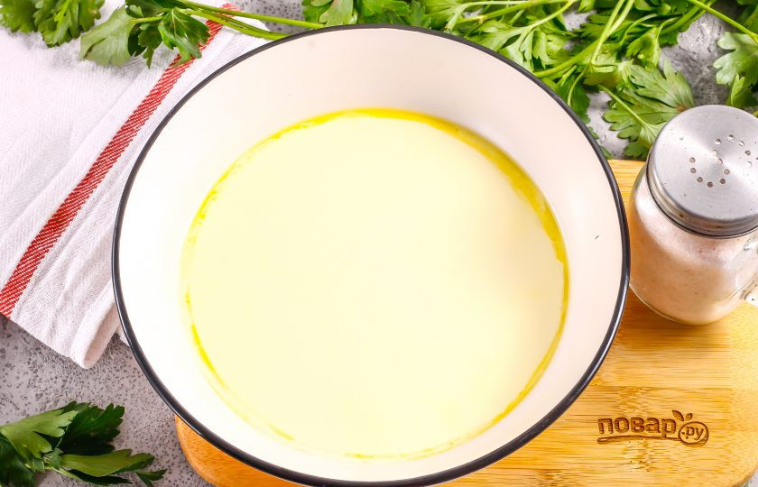 1. Этап. Соленое песочное тесто: Сливочное масло выложите в глубокую емкость и растопите в микроволновке или на водяной бане, но не до кипения.