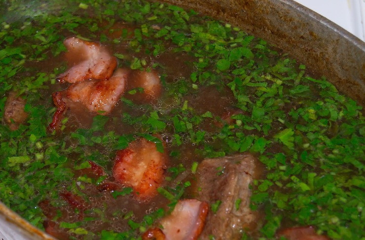 1. Этап. Мясо по-фламандски: По истечении времени мы ставим на огонь сухую сковороду и обжариваем на ней муку до золотистого цвета. Перекладываем ее в глубокую миску, вливаем пол стакан бульона из утятницы и перемешиваем до однородного состояния. Затем добавляем еще бульон, пока у нас не получиться масса по консистенции как сметана, переливаем ее в утятницу и перемешиваем все. После закипания тушим все еще 15 минут, затем снимаем с огня. Добавляем уксус, измельченную петрушку и ломтики бекона. Подаем готовое блюдо с любым гарниром на ваш вкус. Приятного всем аппетита!