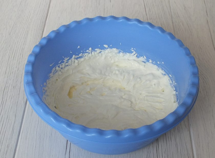 1. Этап. Корзиночки с фруктами и кремом: Добавьте холодное сгущенное молоко и еще раз взбейте.