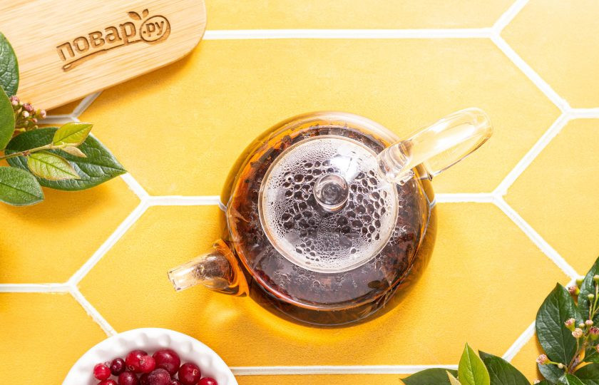 1. Этап. Клюквенный напиток: Залейте листовой чай горячей водой и настаивайте 5-7 минут. Я использую для этого заварочный чайник, но можно приготовить чай в обычной кружке.