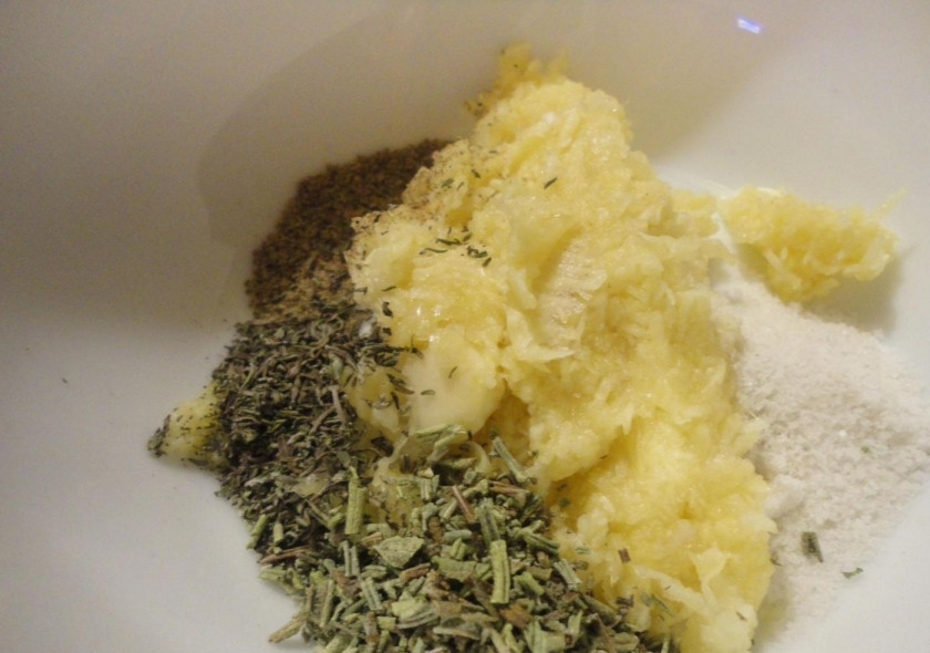 1. Этап. Рождественский гусь с яблоками: 3. К чесноку добавляю сушеный розмарин, тимьян, черный молотый перец и 1,5 чайные ложки соли.