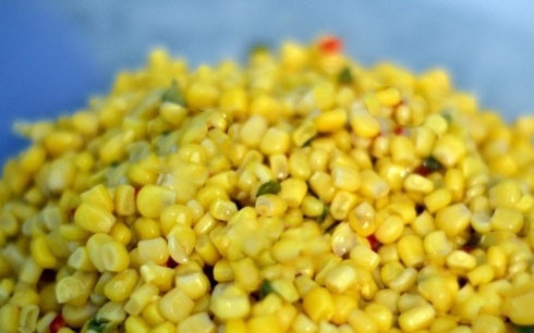 1. Этап. Салат Весенний с крабовыми палочками: Добавляем консервированную кукурузу, слив с нее воду.