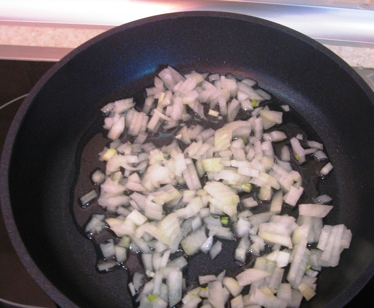 1. Этап. Ножка куриная в мешочке: Измельчите и обжарьте на растительном масле лук.