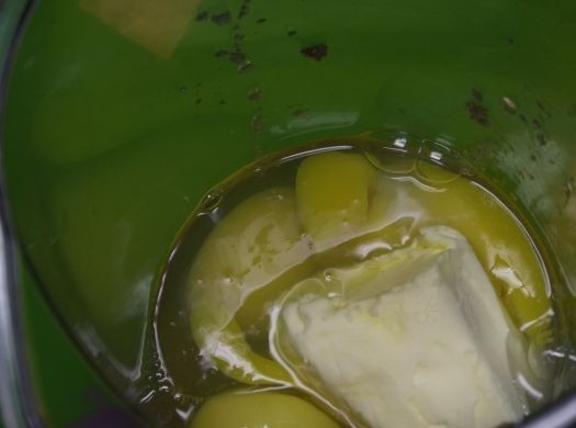 1. Этап. Блины из каши: В глубокую миску или чашу блендера вбиваем яйца, добавляем сахар, соль и размягченное сливочное масло. Взбиваем погружным миксером.