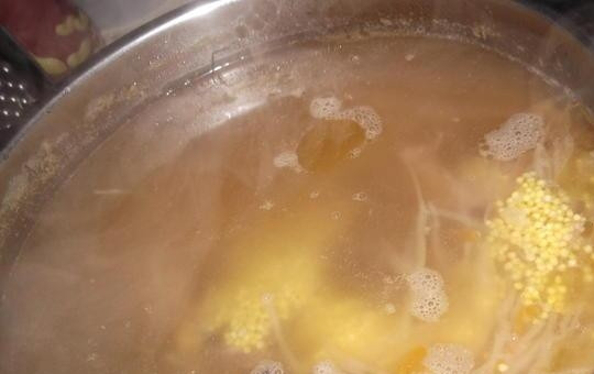 1. Этап. Капустняк украинский: После этого промойте пшено. Добавьте его в суп.